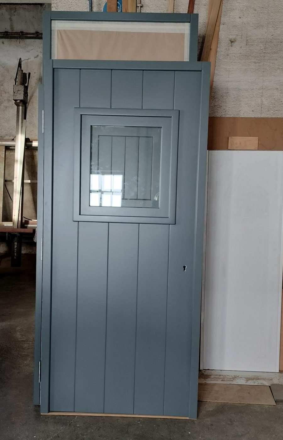 Porta entaleirada lacada a cinzento, com postigo de vidro